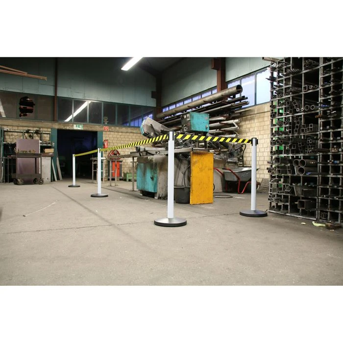 RS-GUIDESYSTEMS Absperrpfosten GLA 28, Weiß, Aus Kunststoff, Mit Schwarz-gelbem Band 2 RS-GUIDESYSTEMS Absperrpfosten GLA 28, Weiß, Aus Kunststoff, Mit Schwarz-gelbem Band – Bild 2