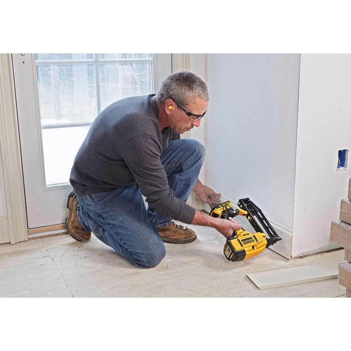 DeWalt Elektronagler DCN662NT, Akku, 18V, Für Strauchkopfnägel 32-63 Mm 4 DeWalt Elektronagler DCN662NT, Akku, 18V, Für Strauchkopfnägel 32-63 Mm – Bild 4